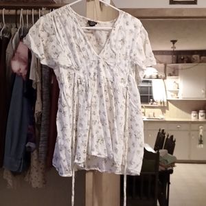 White tunic with pink and purple plowers